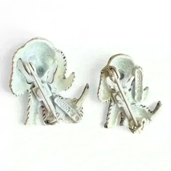 Vintage Gerry’s gray enamel mom & pup dog emerald green rhinestone brooch pin - Picture 3 of 4